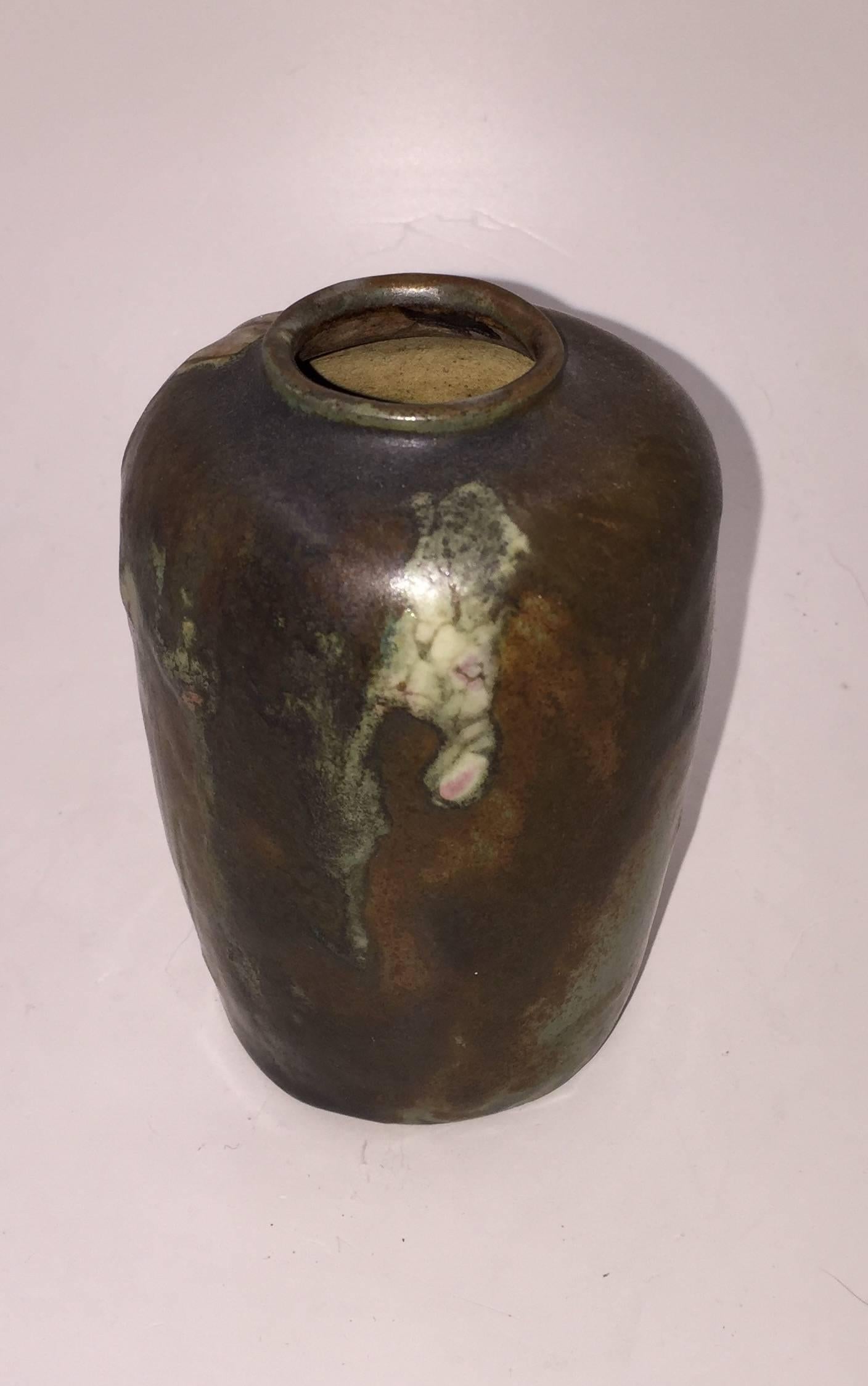 Il piccolo vaso ha un marchio inciso sul fondo.