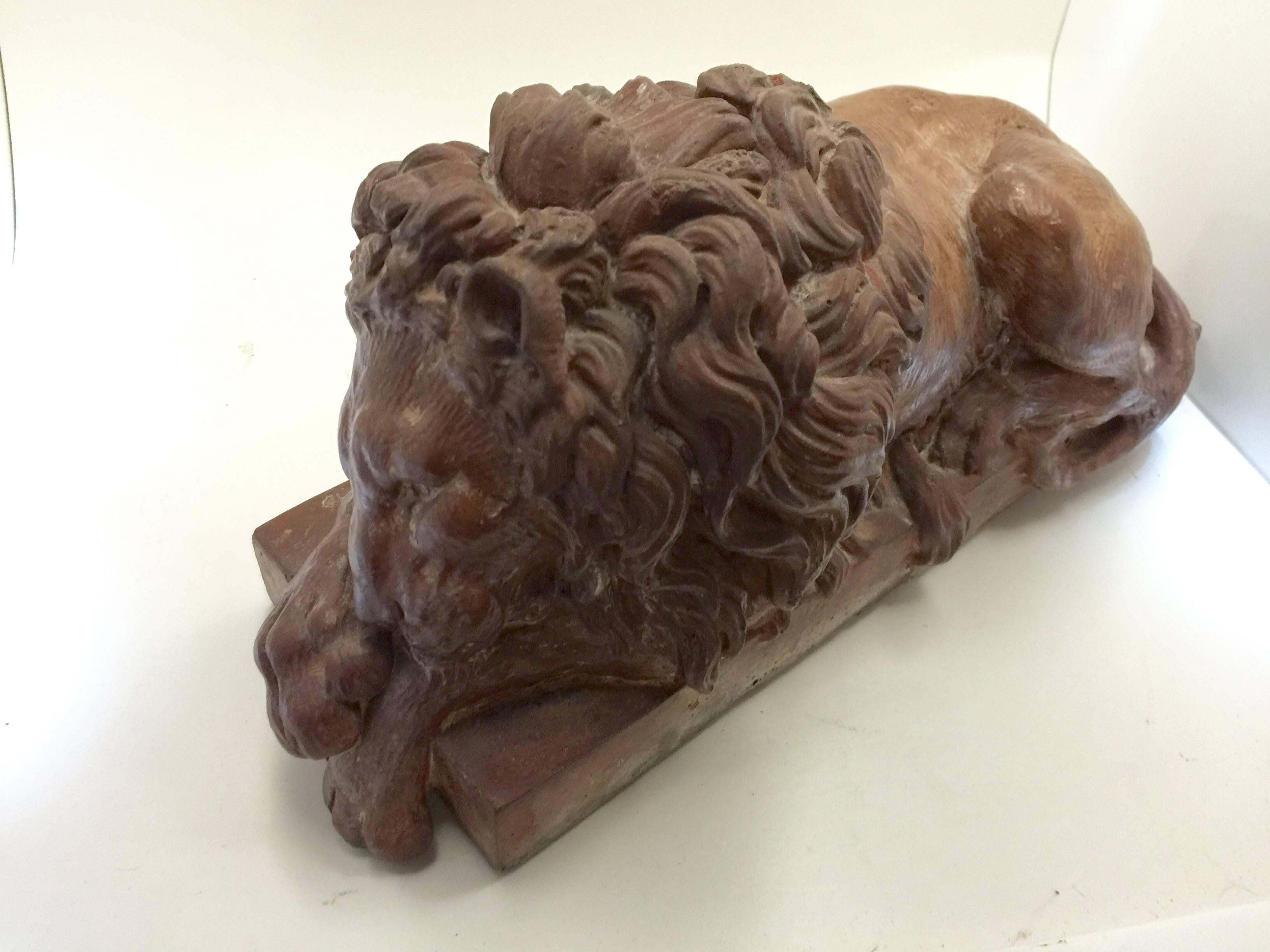 XIXe siècle Paire de lions en terre cuite, d'après Canova, 19ème siècle en vente