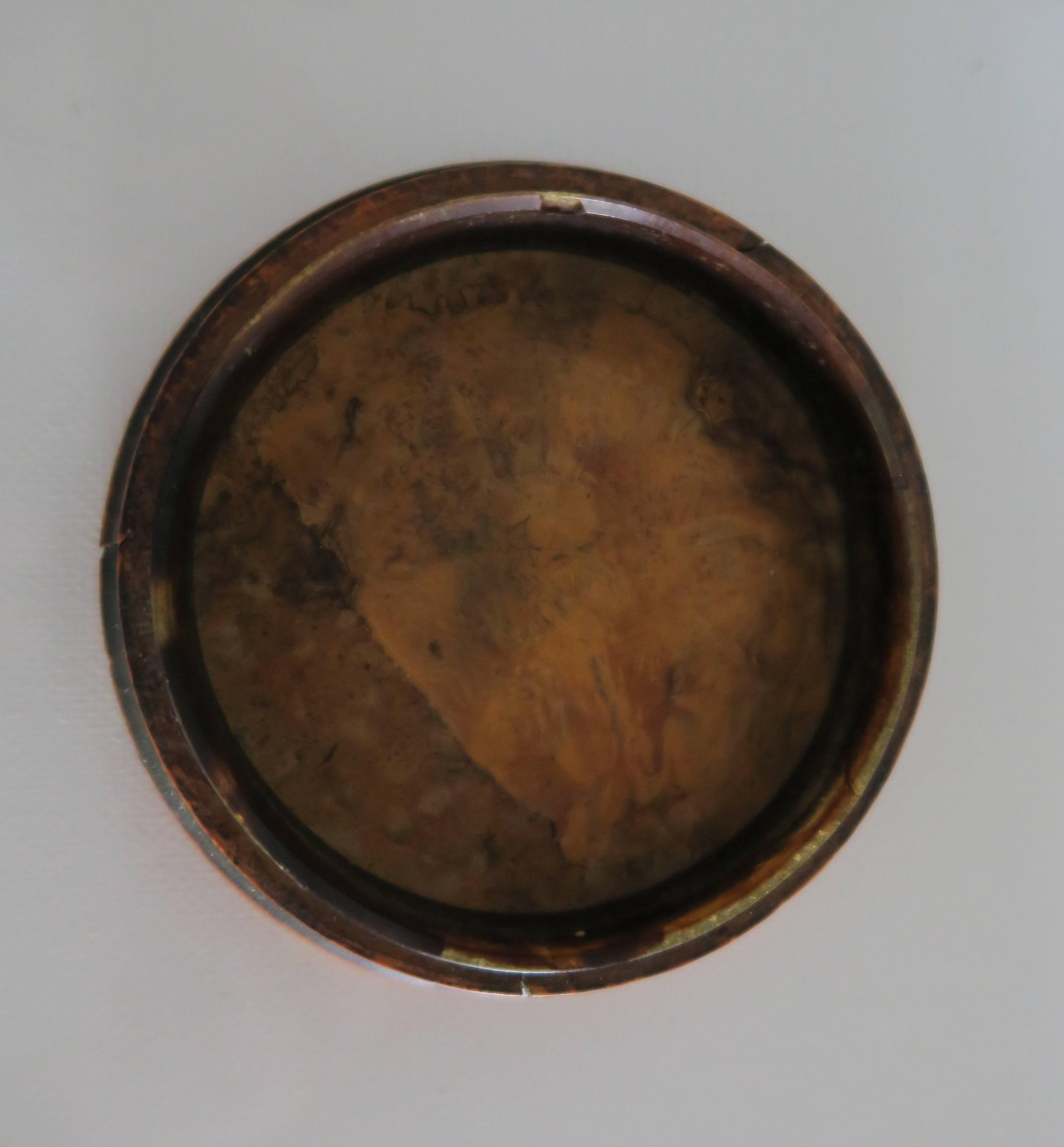 Pressed Wood Snuff Box of Place Vendome, French, Early 19th Century In Fair Condition For Sale In Spencertown, NY