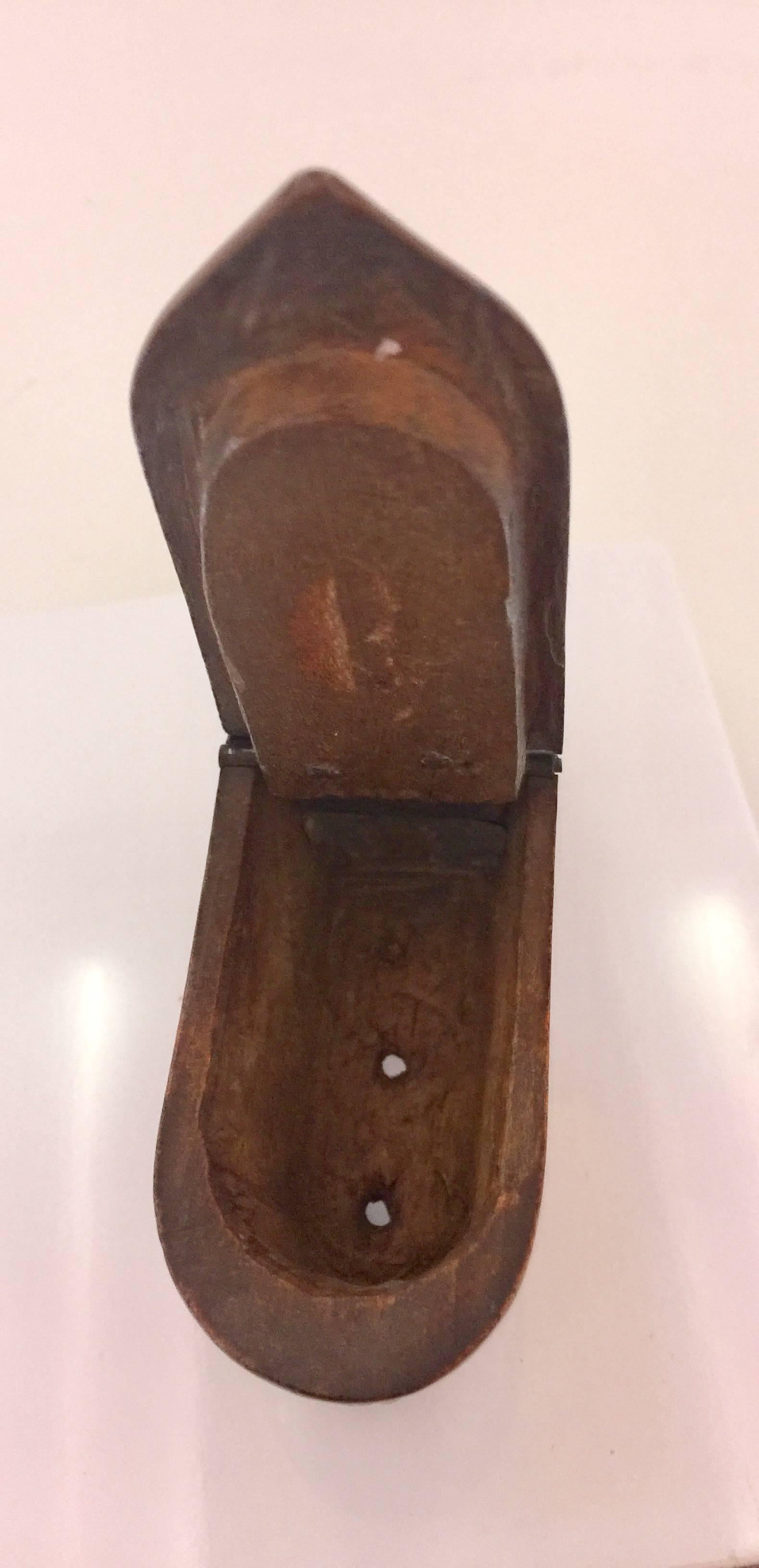 Geschnitzte Schnupftabakdose in Schuhform mit geschnitztem Schamrock, 19. Jahrhundert im Zustand „Gut“ im Angebot in Spencertown, NY