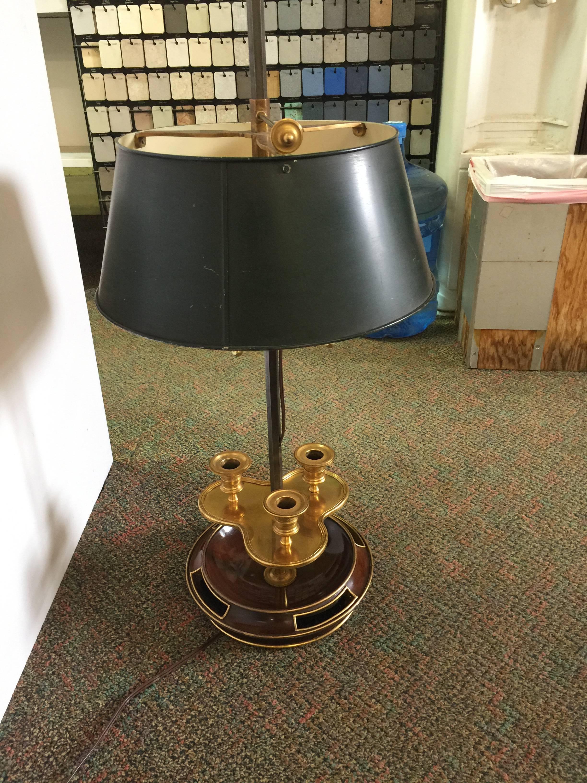 Bouillotte-Lampe aus Mahagoni im Louis-XVI.-Stil mit Messingbeschlägen aus Messing, 20. Jahrhundert, Jansen (Französisch) im Angebot