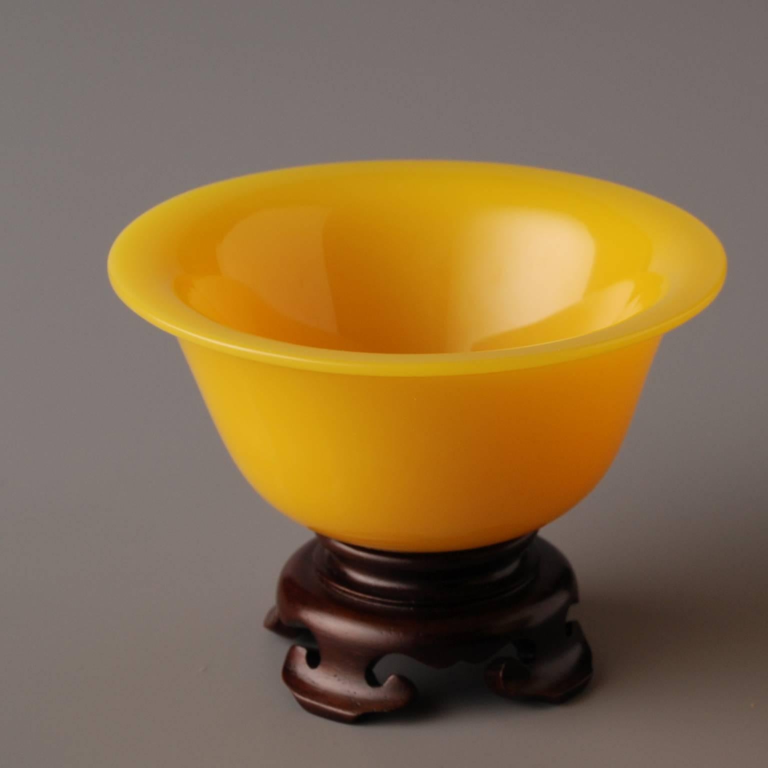 Pair of Yellow Chinese Beijing Glass Bowls In Good Condition For Sale In 's-Hertogenbosch, NL