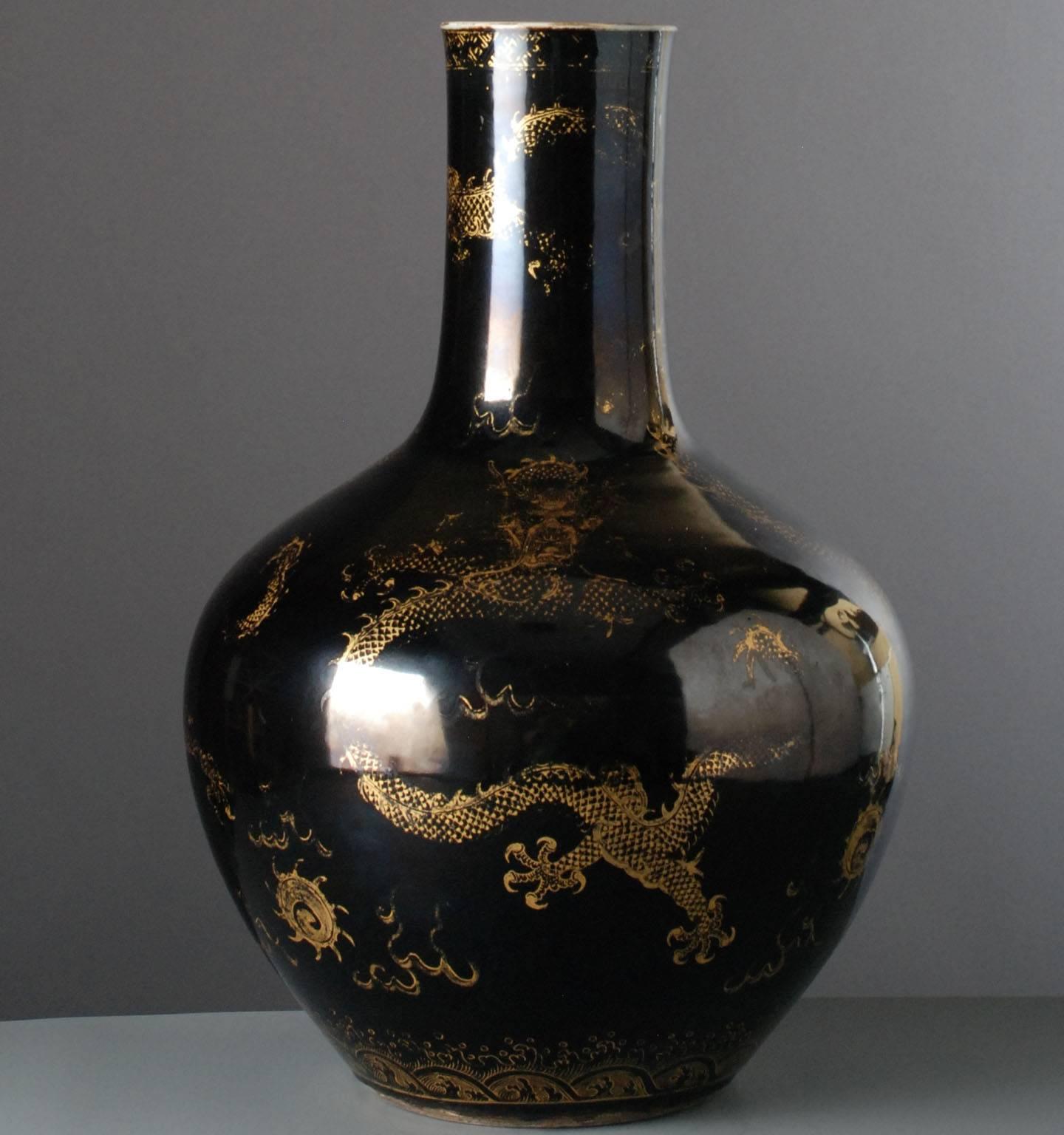 Chinese Large Mirror Black Vase with Dragons For Sale 1