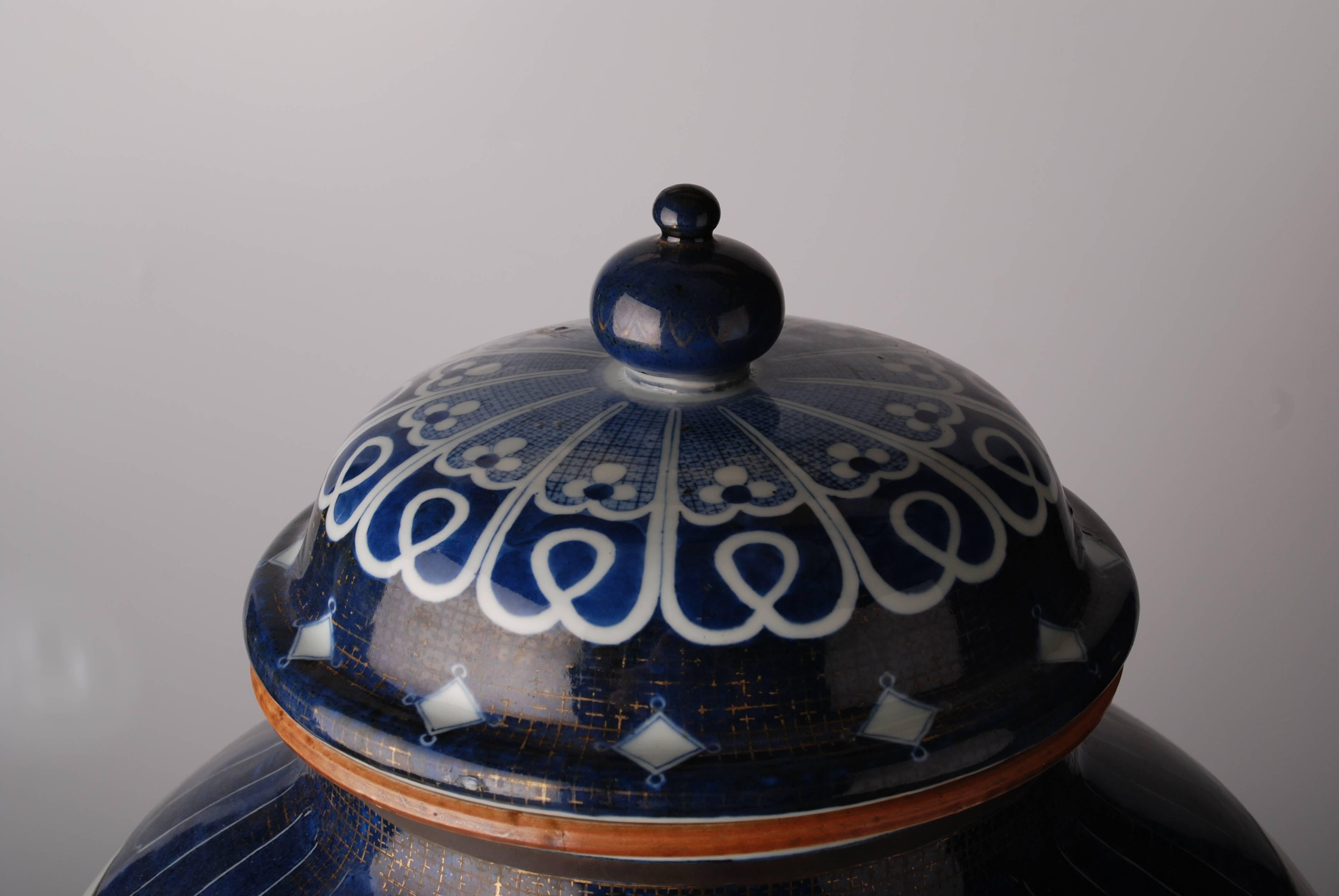 Chinese Export Blue and White Chinese Porcelain 'Pronk' Cistern For Sale
