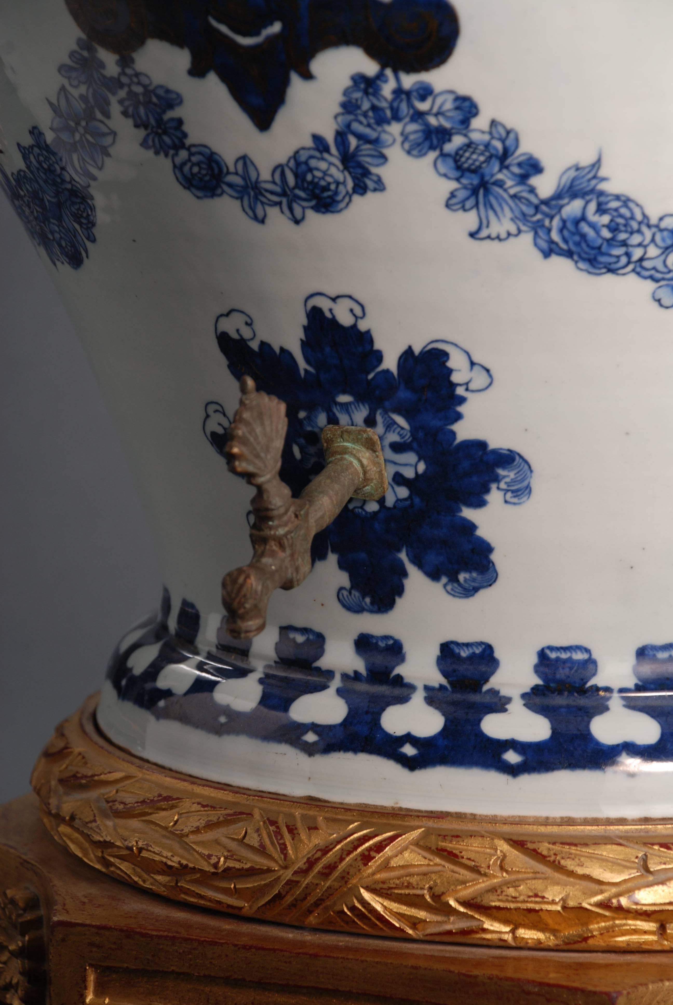 Blue and White Chinese Porcelain 'Pronk' Cistern For Sale 3