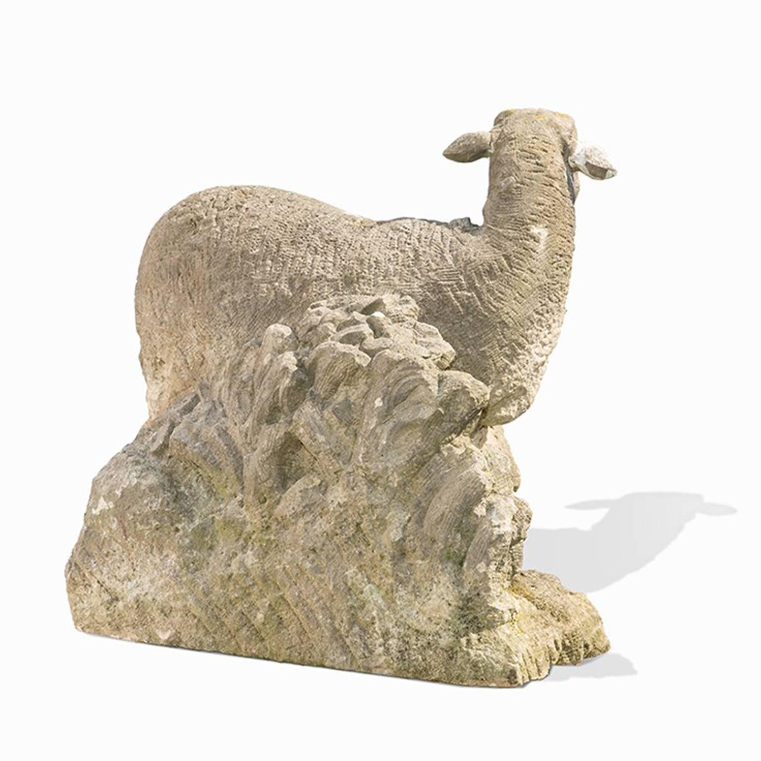 Dieses mythologische bayerische Schafsmotiv ist für den Garten bestimmt. Die antike deutsche Skulptur ist aus handgeschnitztem Sandstein gefertigt, in altersgemäß gutem Zustand. Das linke Ohr und Teile der Basis wurden hinzugefügt. Die Oberfläche