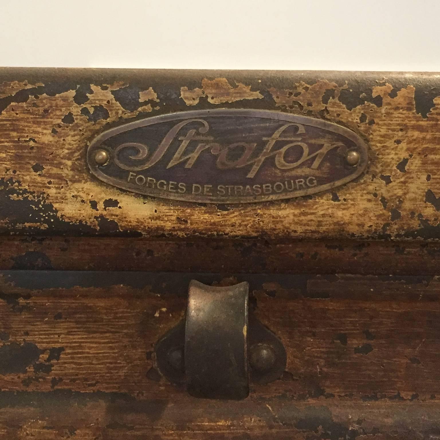 Industriel Coffret armoire en métal French Strafor du 20e siècle - Décor de chambre ancien en vente