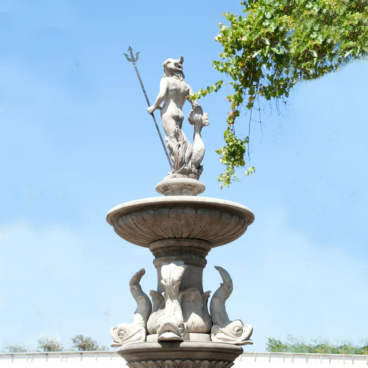 Monumentale fontaine de jardin italienne antique à trois niveaux. Quatre cariatides entourent la base centrale en soulevant l'eau qui jaillit des coquillages ondulés. Ce dernier est soutenu par quatre grotesques dauphins qui forment le second