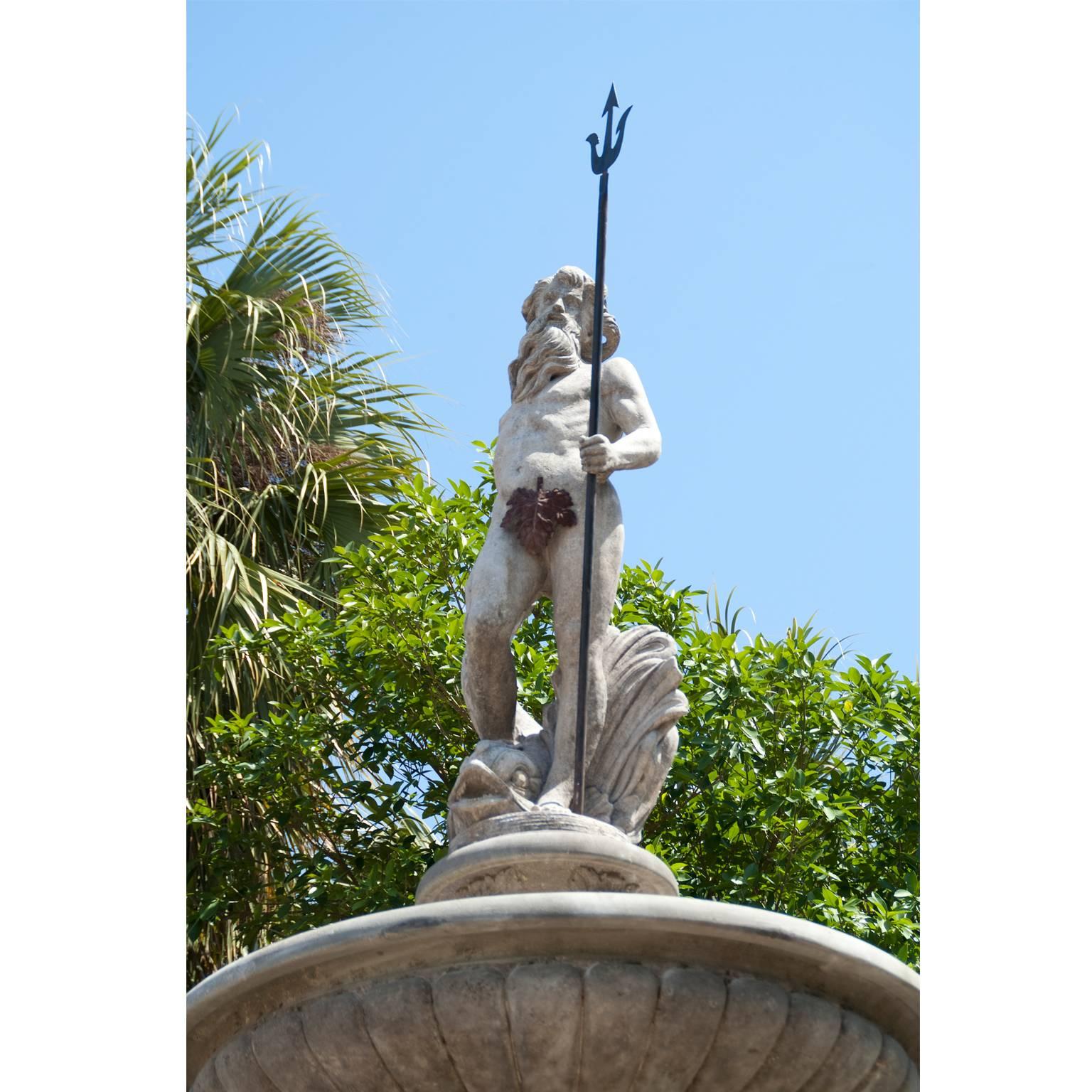Grande fontaine circulaire de jardin du 19e siècle Neptune, fontaine en pierre calcaire italienne Bon état - En vente à West Palm Beach, FL