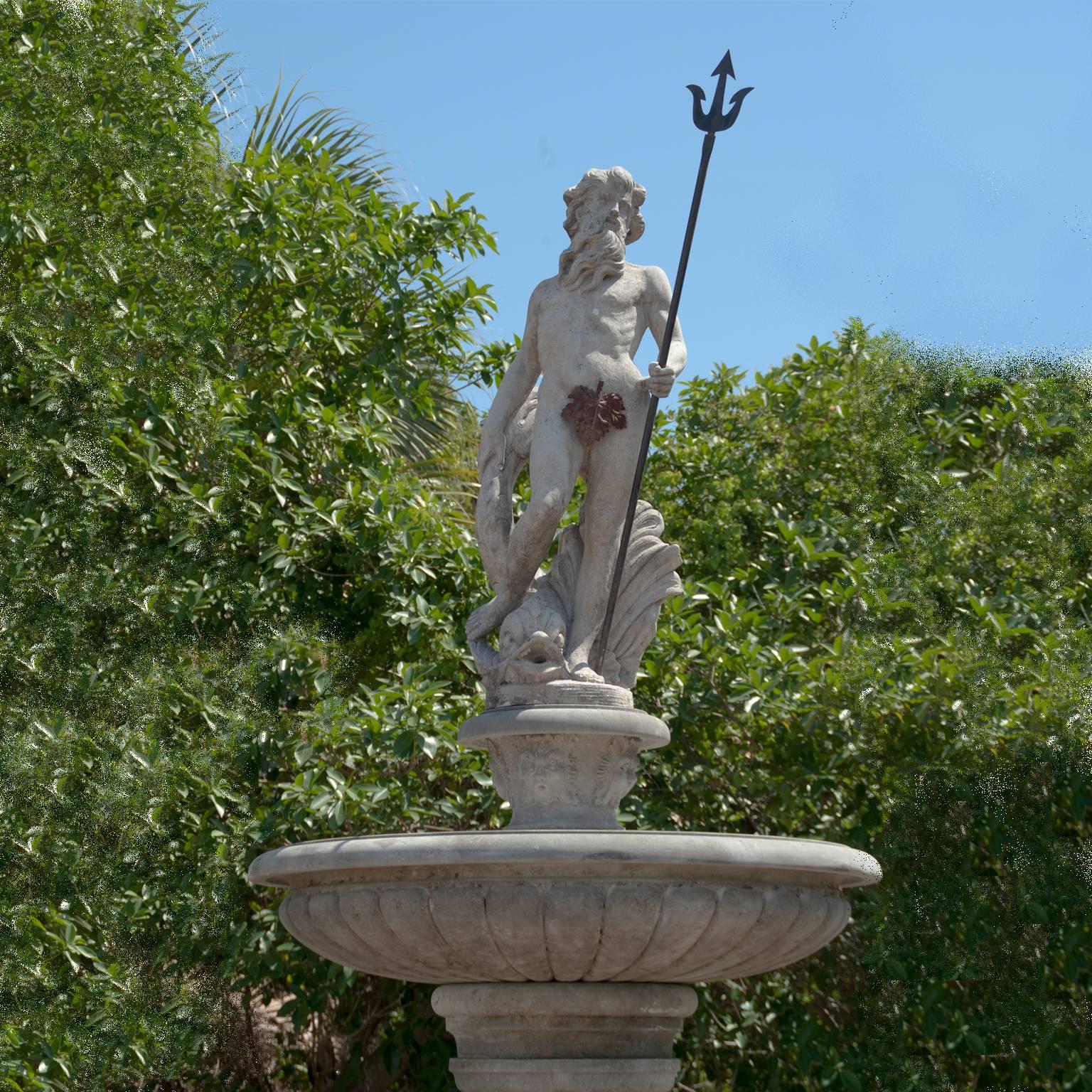 Baroque Grande fontaine circulaire de jardin du 19e siècle Neptune, fontaine en pierre calcaire italienne en vente