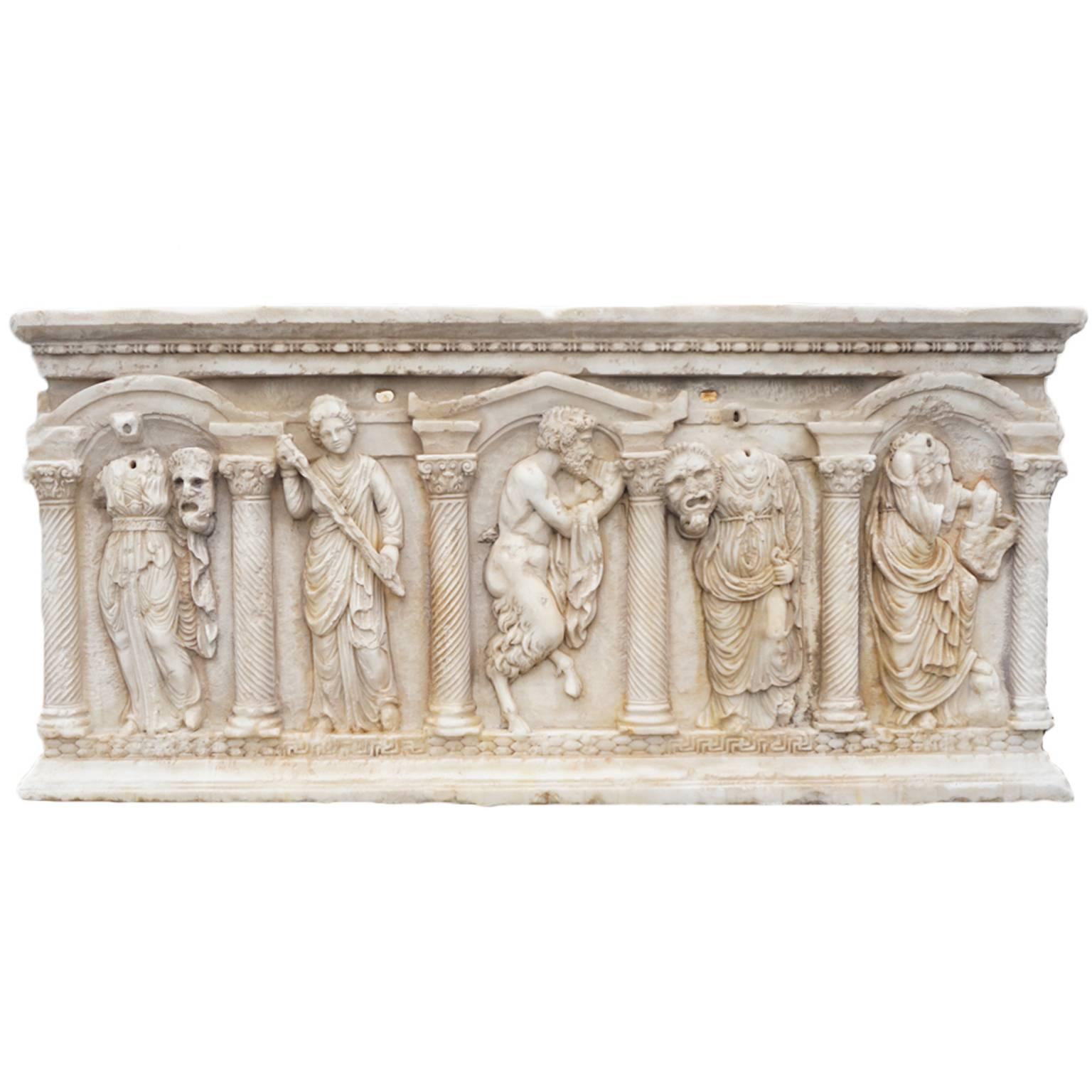 Ein antikes rechteckiges Brunnenbecken oder im Stil der späthellenistischen Zeit mit kleinen Reparaturen. Dieses Gartenornament zeigt eindrucksvolle mythologische Schnitzereien der Musen und Göttinnen der Kunst im Flachrelief. Der wunderschön