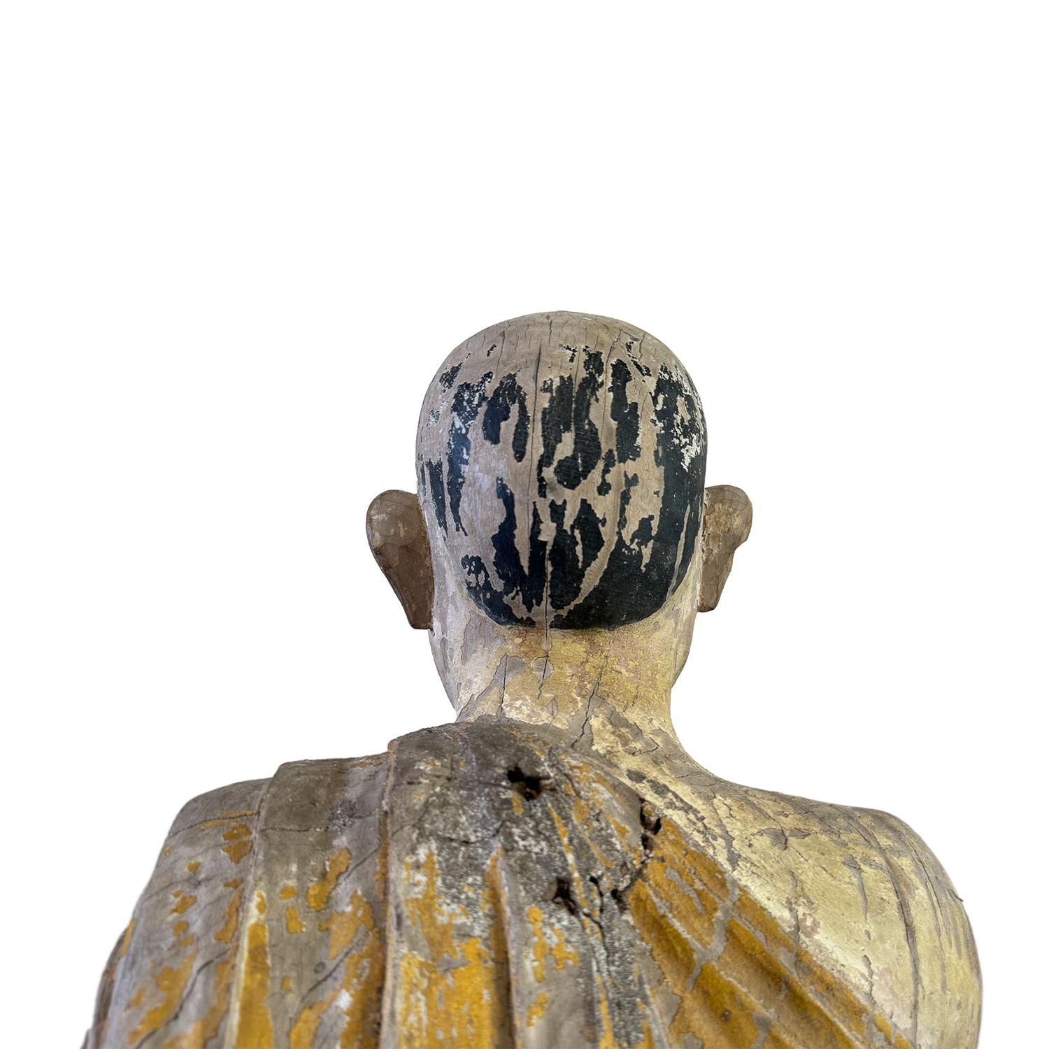 Moine asiatique agenouillé du XVIIIe siècle en Anjali Mudra - Sculpture ancienne en bois de teck en vente 4