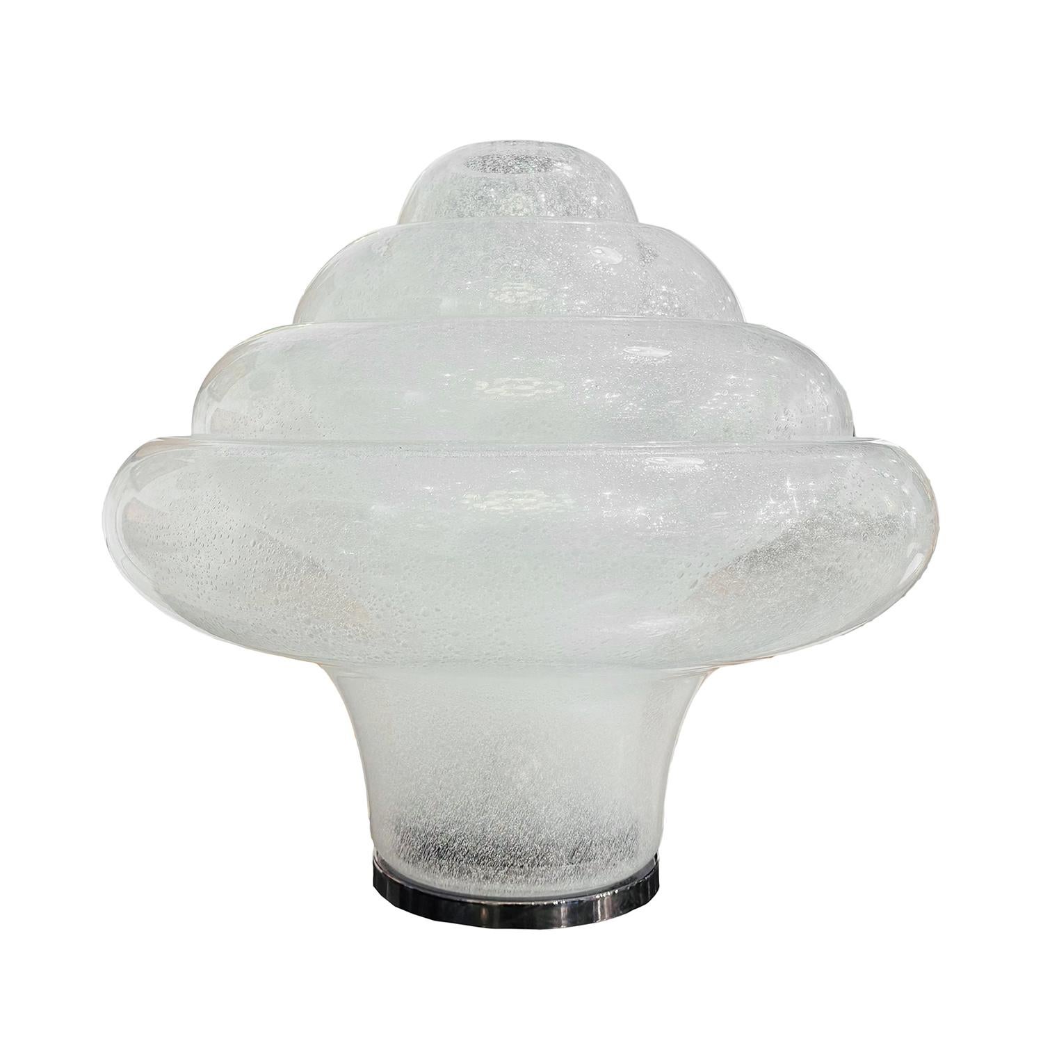 Une grande lampe de table italienne moderne du milieu du siècle, en verre Pulegoso de Murano soufflé à la main, conçue par Carlo Nason pour Mazzega, en bon état. Les luminaires détaillés légèrement givrés sont en forme de lotus et reposent sur une