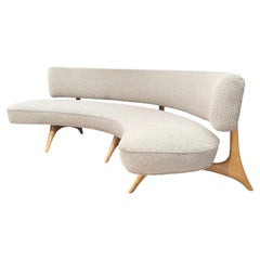Elegante credenza antica in mogano con design vintage