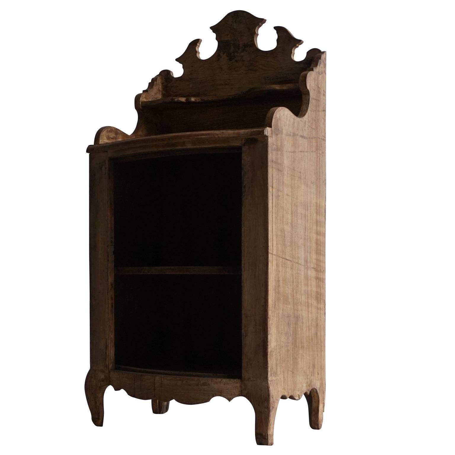 Petit and charming Rococo bookshelf or nightstand with a decorative arched back, was carved in pinewood, circa 1750. This small cabinet was in a farm house, in Dresden, Germany.