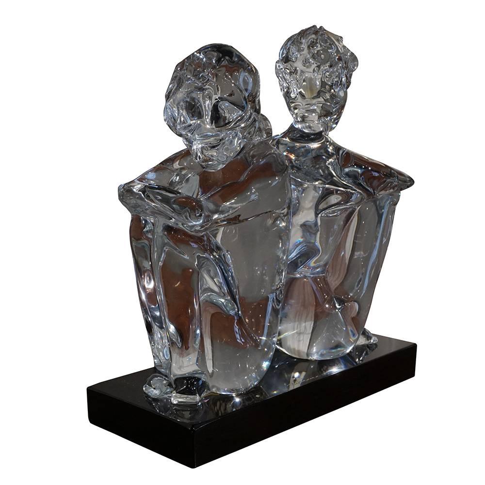 Large transparent Murano glass sculpture from circa 1970. Two infants sitting back to back, signed Loredano Rosin on a rectangular base made of black Murano glass, Italy.