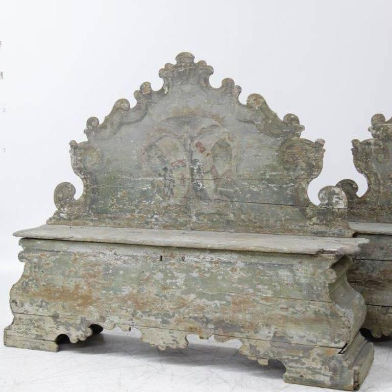 Italienisches Paar barocker Cassapanche-Holzständer aus dem 18. Jahrhundert (Handgeschnitzt) im Angebot