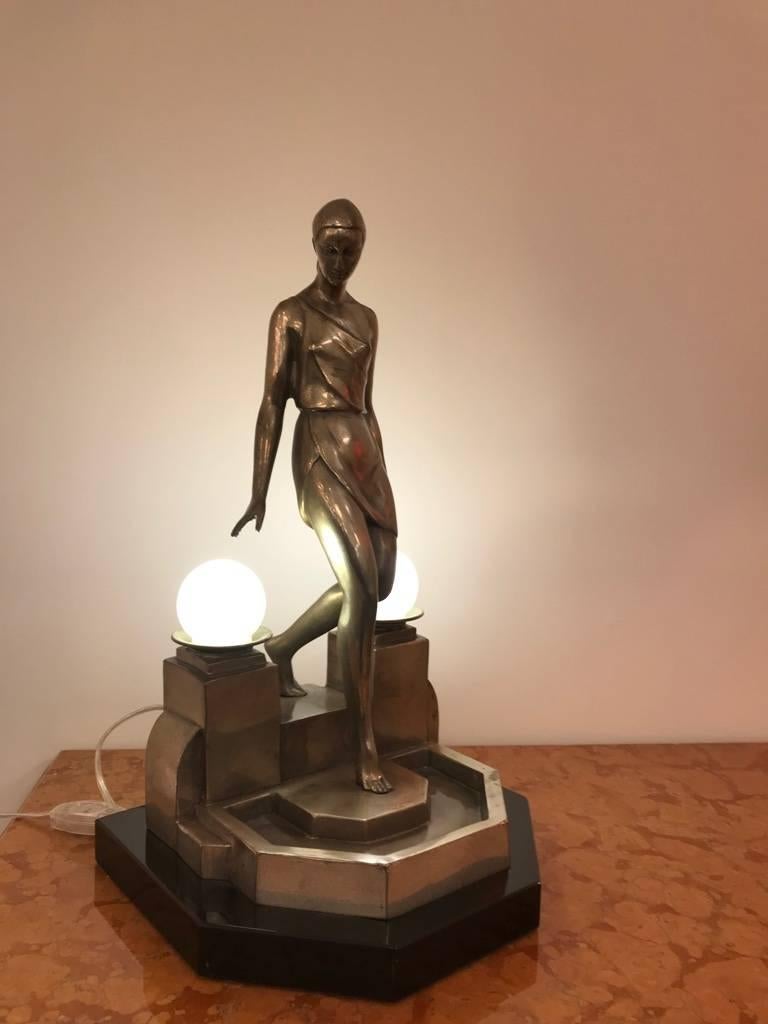 Art-Déco-Tischlampe aus Bronze mit weiblicher Bronze, signiert von Fayral im Zustand „Hervorragend“ im Angebot in North Bergen, NJ