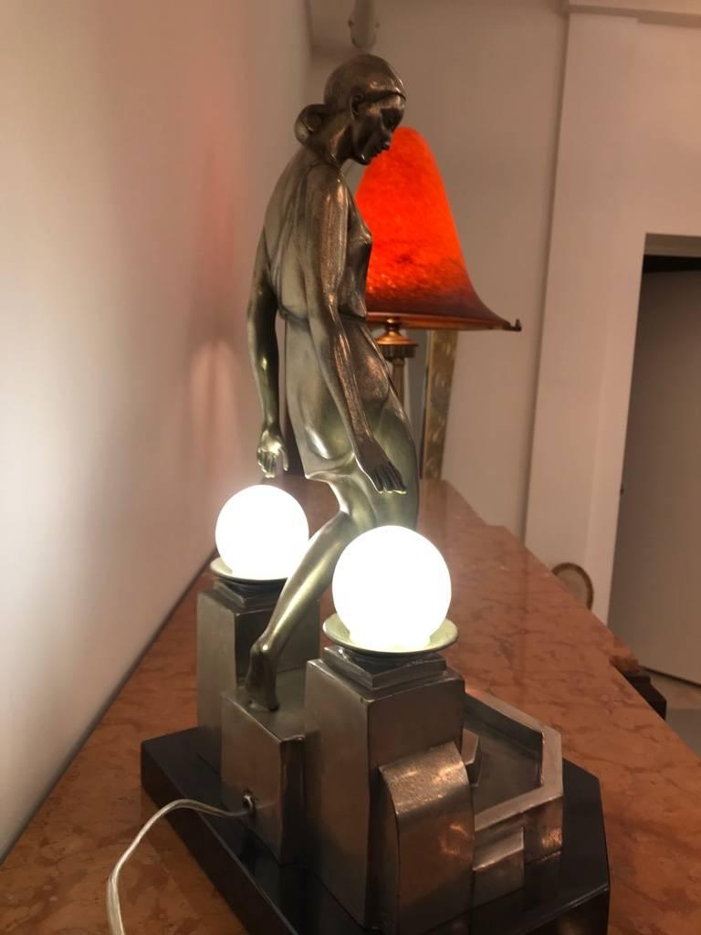 Lampe de table Art Déco féminine en bronze signée par Fayral en vente 3