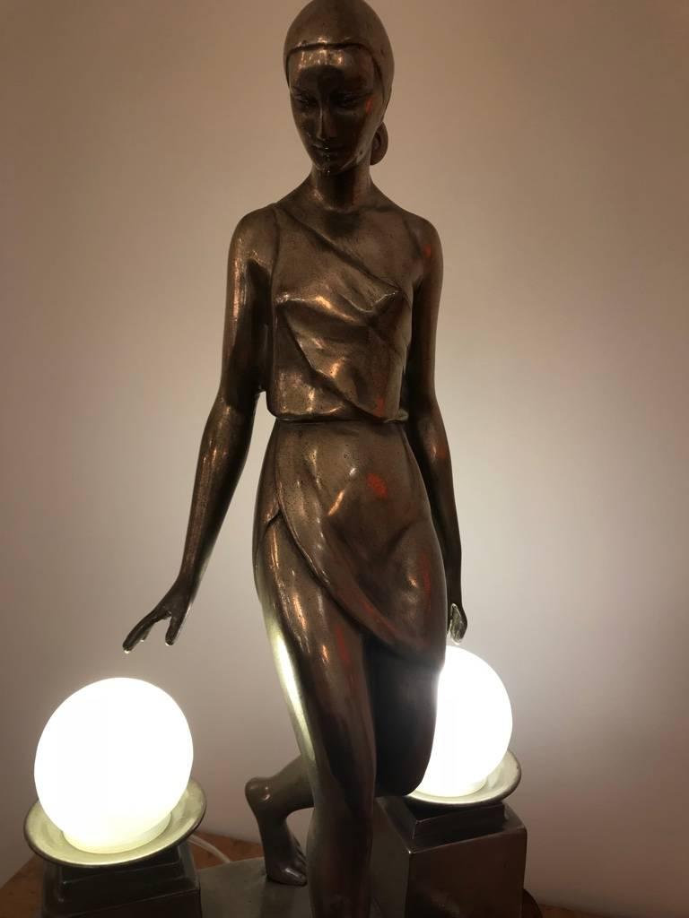 Art-Déco-Tischlampe aus Bronze mit weiblicher Bronze, signiert von Fayral im Angebot 2