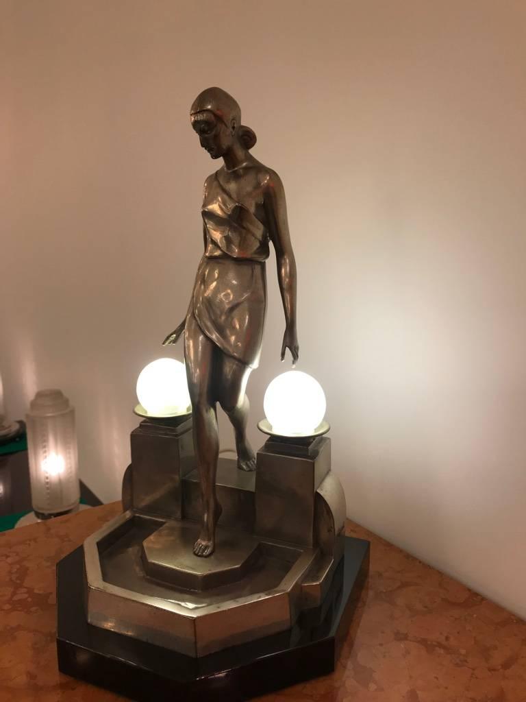 Art-Déco-Tischlampe aus Bronze mit weiblicher Bronze, signiert von Fayral (20. Jahrhundert) im Angebot