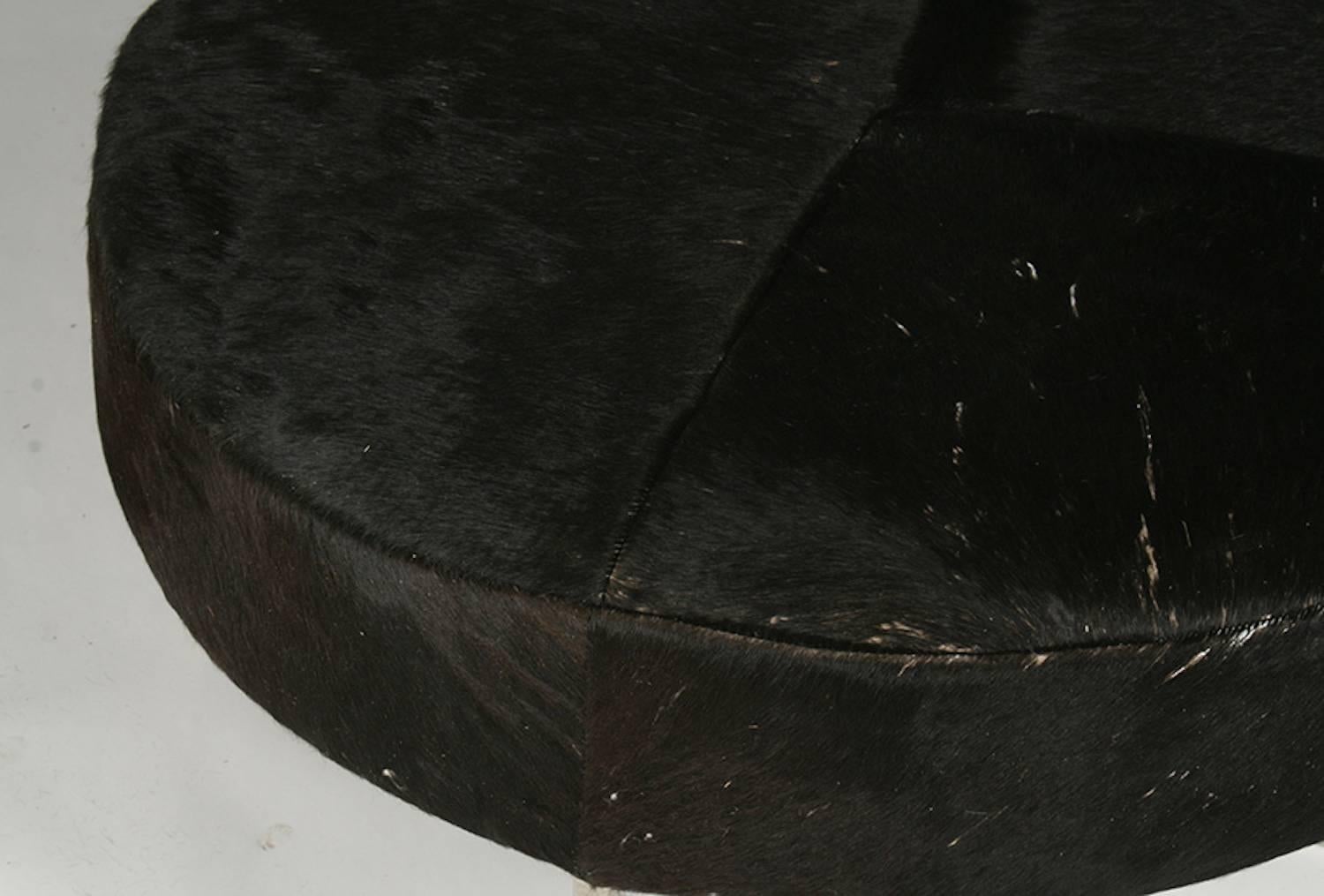 Mid-Century Modern Cow Hide Upholstered Round Bench In Good Condition For Sale In North Bergen, NJ