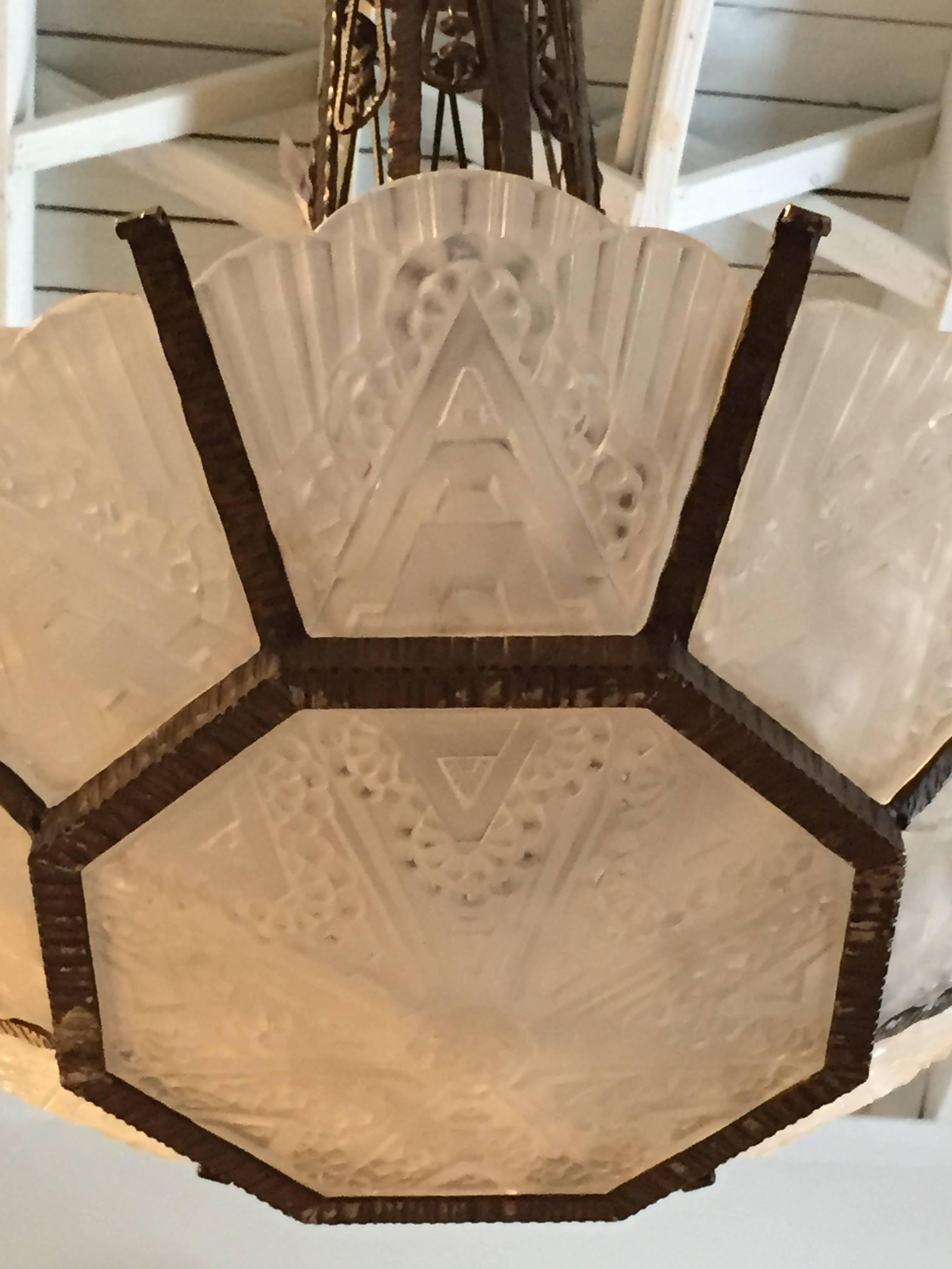 Französischer Art Deco Geometrischer Glaslüster im Zustand „Hervorragend“ in North Bergen, NJ