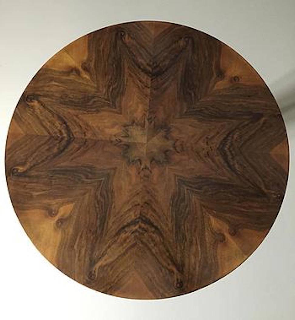 Tavolo da cocktail/accensione in noce esotico francese Art Deco con base intagliata. La maestria con cui è stato realizzato questo tavolo d'accento è incredibile. Il dettaglio alla base del tavolo è straordinario.
      
     