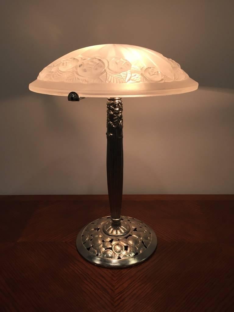 Lampe de table Art déco française signée par Degue Excellent état - En vente à North Bergen, NJ