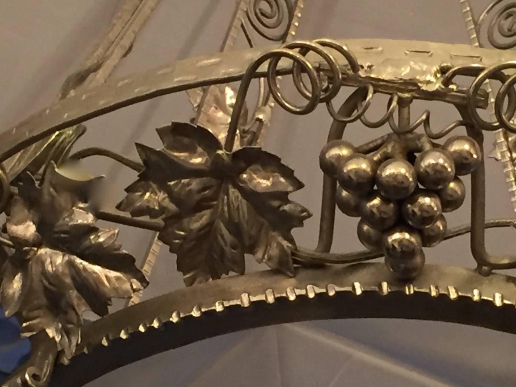 Lampadario francese Art Déco con motivo a uva In condizioni ottime in vendita a North Bergen, NJ