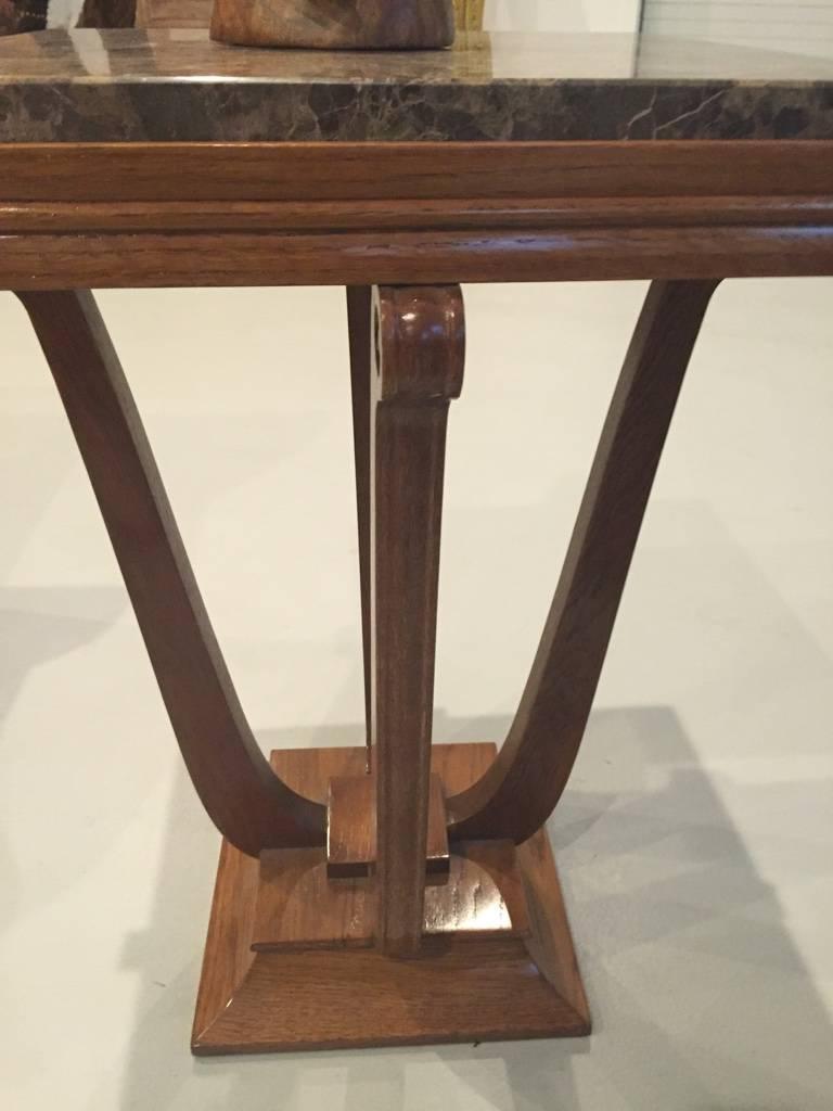 Esta elegantísima mesa francesa art déco fue diseñada por Dominique:  André Domin (1883 - 1982) y Marcel Genevrier (1885 - 1967) en los años 30.  Construida en roble del norte con un tablero de mármol Emperador incrustado, esta elegante mesa tiene
