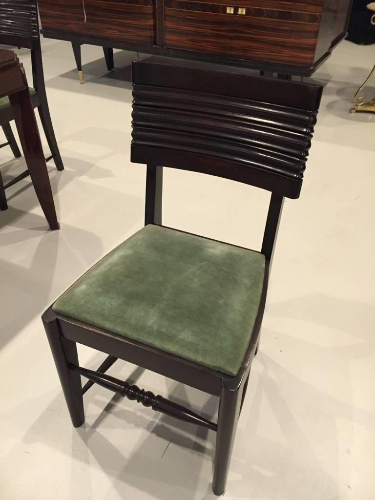 Uno splendido set di sei sedie da pranzo francesi in stile Art Déco di Gaston Poisson. Le gambe molto eleganti e la bella finitura in legno, queste sedie sono bellissime. Un must per ogni collezionista. 