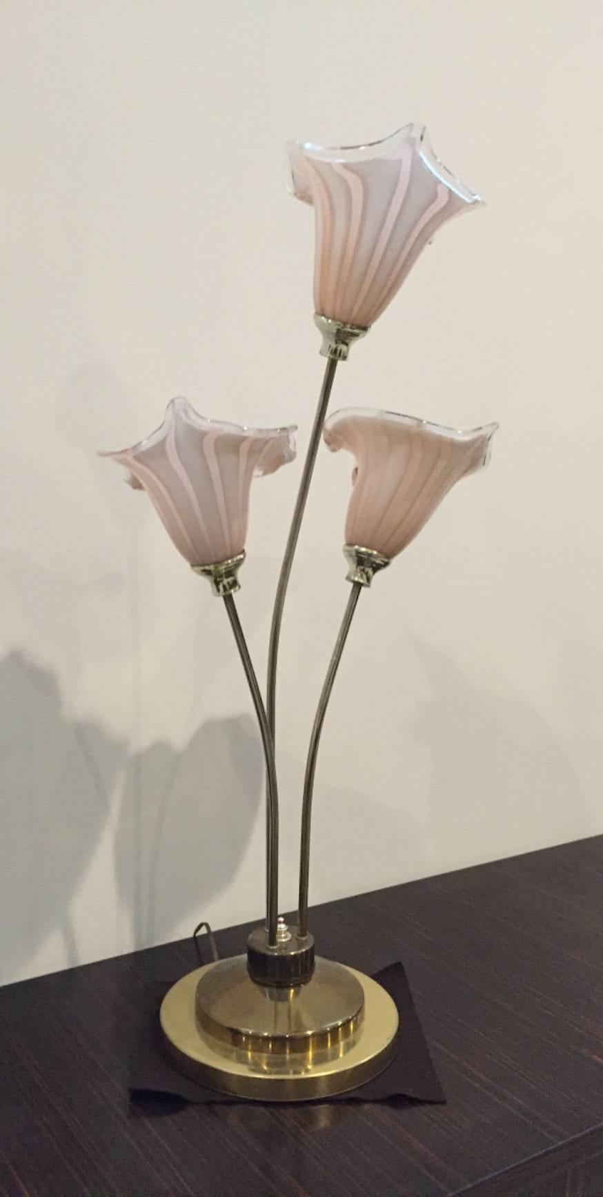 This beautiful Italian Mid-Century Modern table lamp has three handblown Murano glass shades. Three glass pink and white calla lilies attached by gold hardware.