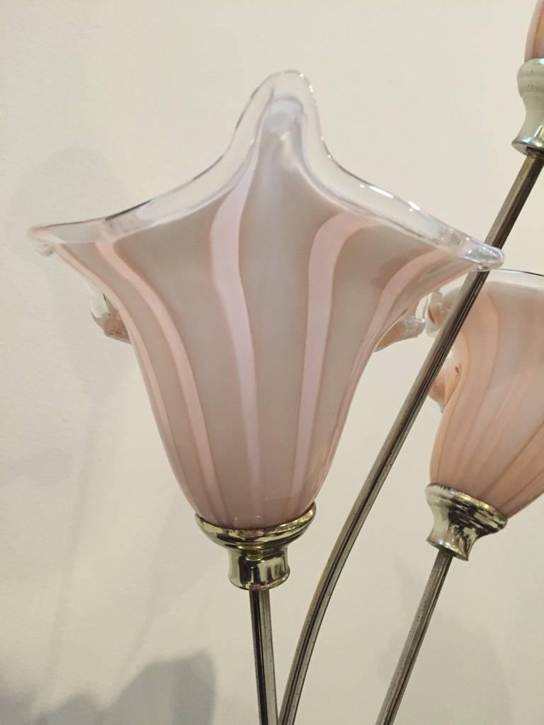 Italienische Murano mundgeblasene Kalla-Lilien Mid-Century Tischlampe (Moderne der Mitte des Jahrhunderts) im Angebot