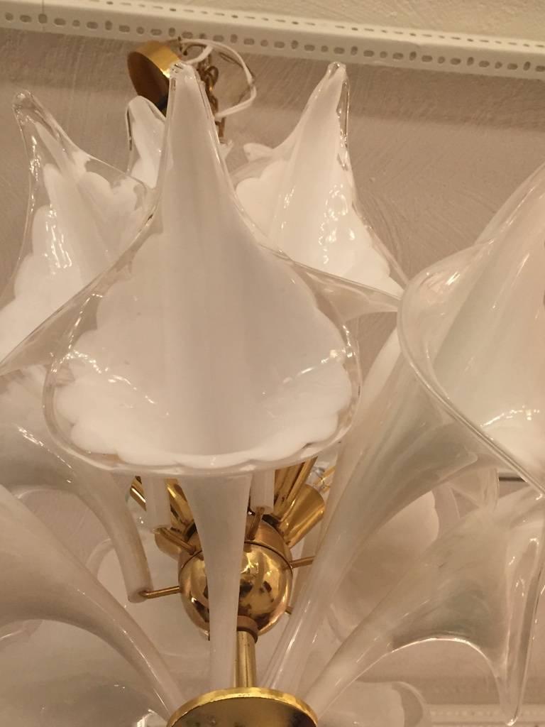 Mid-Century Italienischer moderner Kammer-Kronleuchter Calla Lily aus mundgeblasenem Muranoglas (Ende des 20. Jahrhunderts) im Angebot