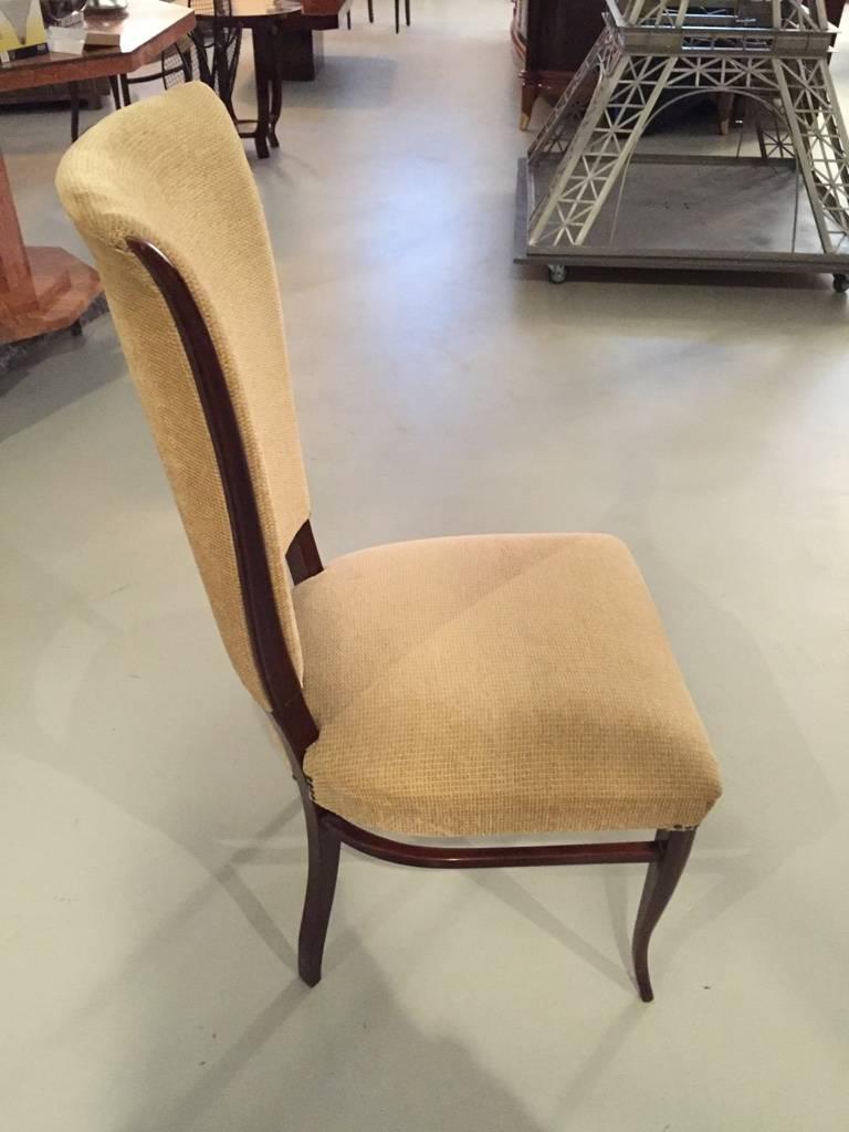 Fabuleuse paire de chaises latérales Art Déco françaises en acajou des années 1930. Les pieds en acajou, les pieds arrière effilés et le dossier élevé et incurvé. Les chaises sont en excellent état et ont récemment été retapissées en velours de