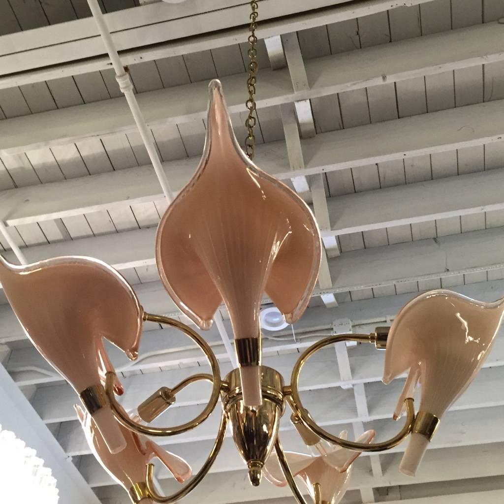 Beautiful brass and glass Italian Mid-Century Modern handblown glass chandelier. Having five pink flower pedals surrounding the center pink glass. Having brass arms holding the arrangement of flowers together. 

Can be lengthen or shortened with