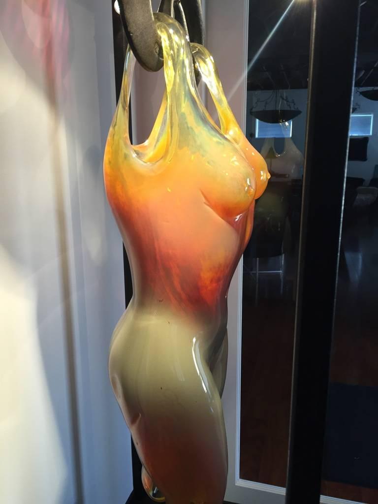 Grande figure féminine en verre soufflé sculpté dans un cadre en acier Excellent état - En vente à North Bergen, NJ