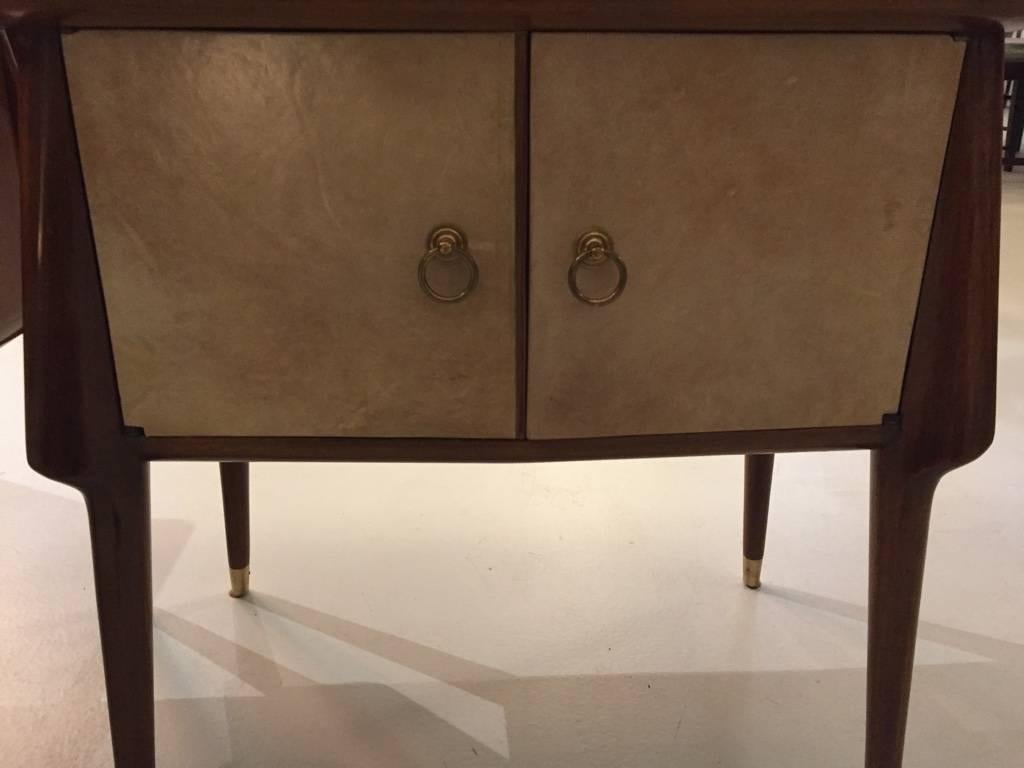 Pair of Italian Mid-Century Nightstands In Good Condition For Sale In North Bergen, NJ