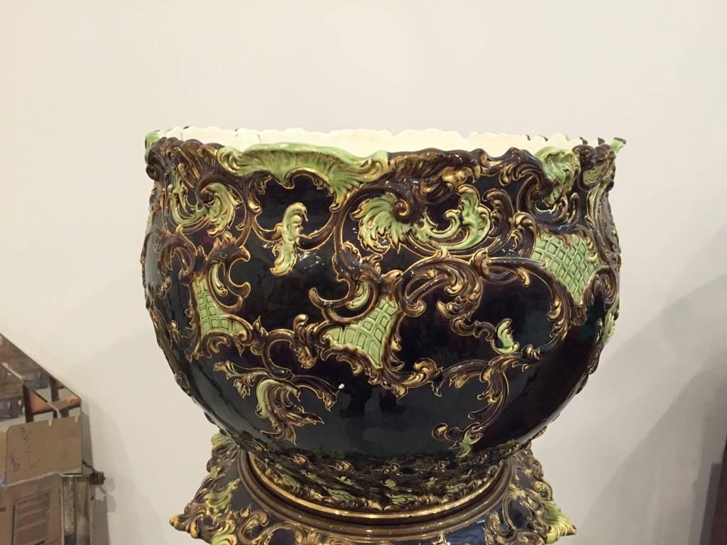 Beautiful standing pot holder with very ornate details. The flower pot can be taken off the pedestal, allowing easy access to the flower pot. Having very stylized details and intricate carving, its perfect for anywhere in your home.