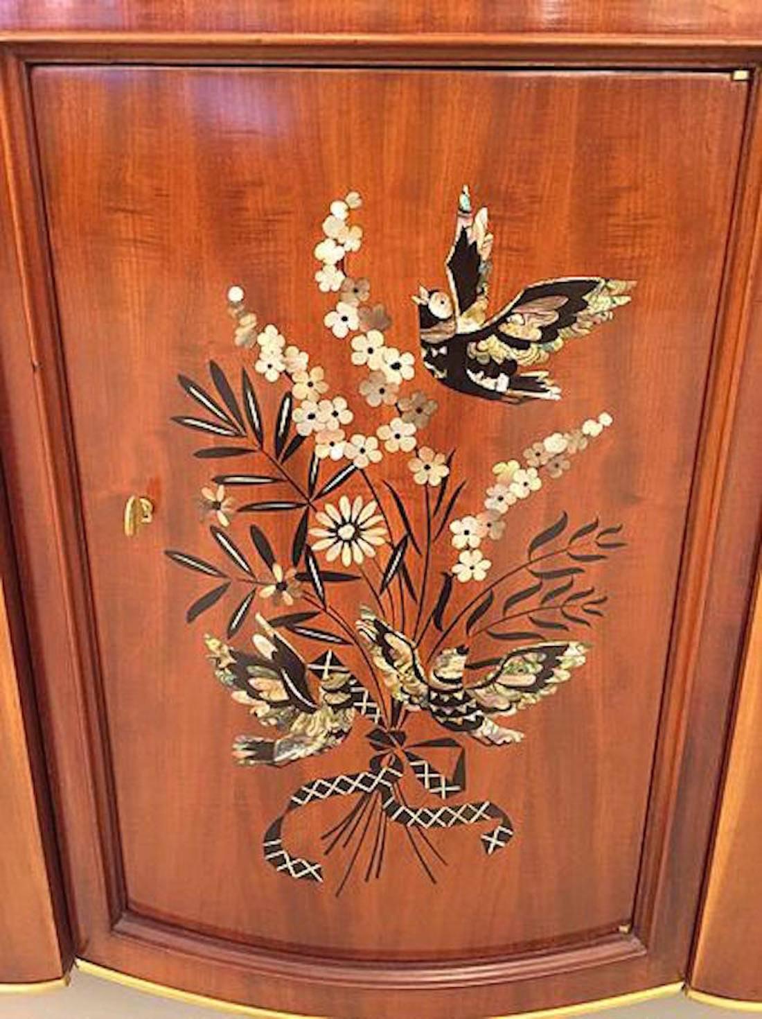 La splendida credenza francese Art Deco è stata progettata dal famoso artigiano Jules Leleu.
È composto da un intarsio di madreperla che forma un motivo a farfalla con ferramenta dorata, che mette in risalto la bellezza del legno. L'anta centrale