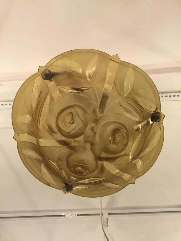 Très beau lustre français Art Déco floral. En verre moulé dépoli jaune avec un motif floral, monté dans un cadre en bronze. Replacage sur demande.