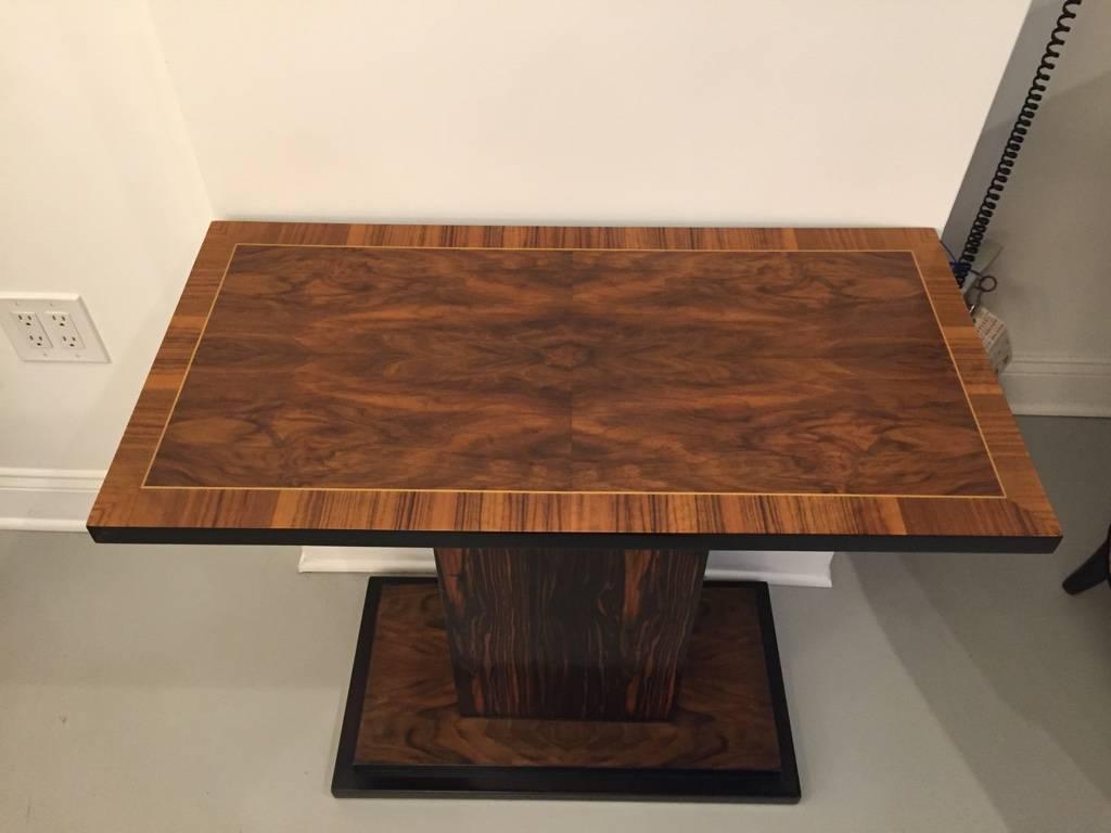 Superbe table d'appoint / Console Art Déco en ébène de Macassar. Parfait pour n'importe quelle pièce de votre maison et ajoute une belle touche de décoration.