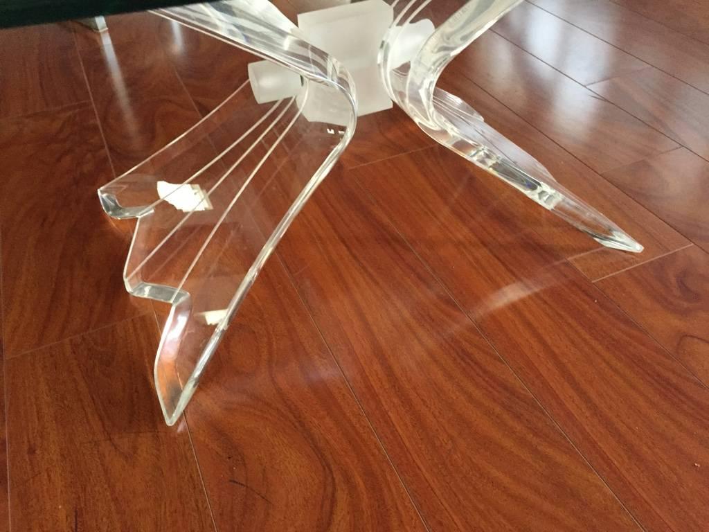 Mid-Century Modern Table basse du milieu du siècle dernier avec base en lucite et plateau en verre en vente