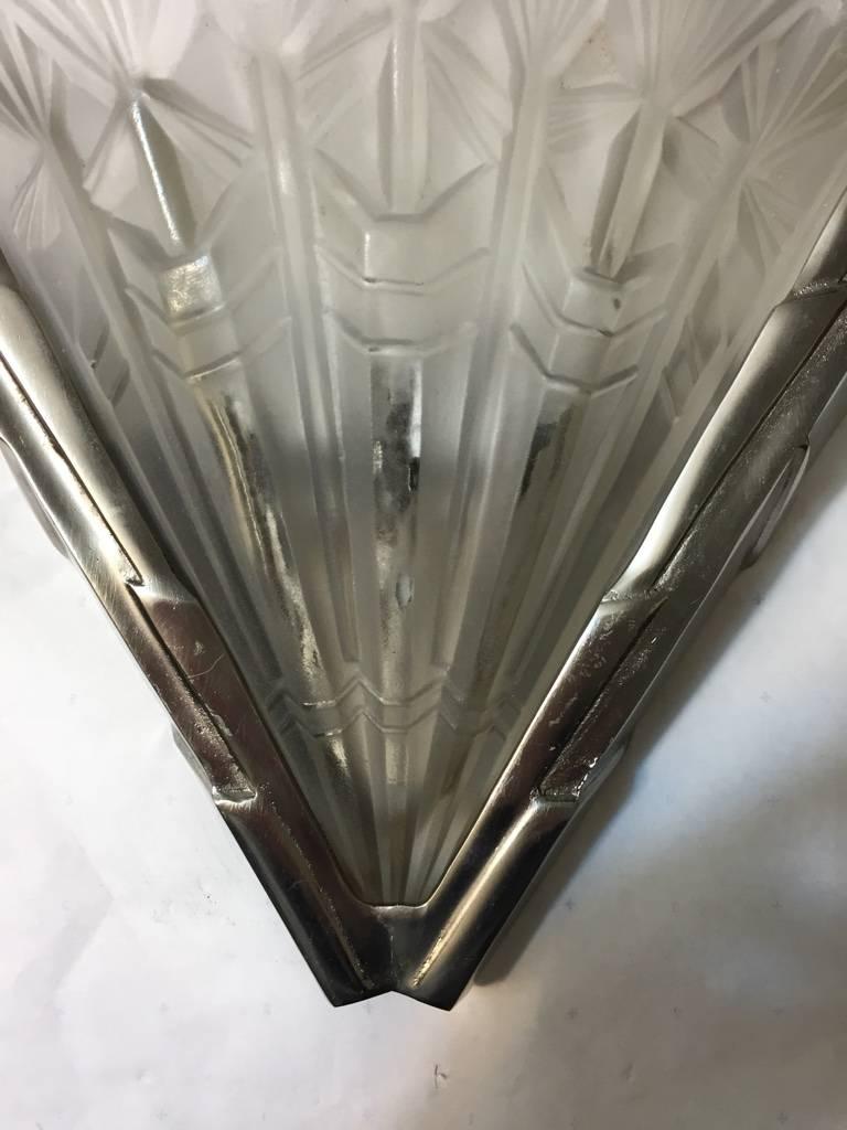 Pareja de candelabros art déco franceses mediados del siglo XX en venta