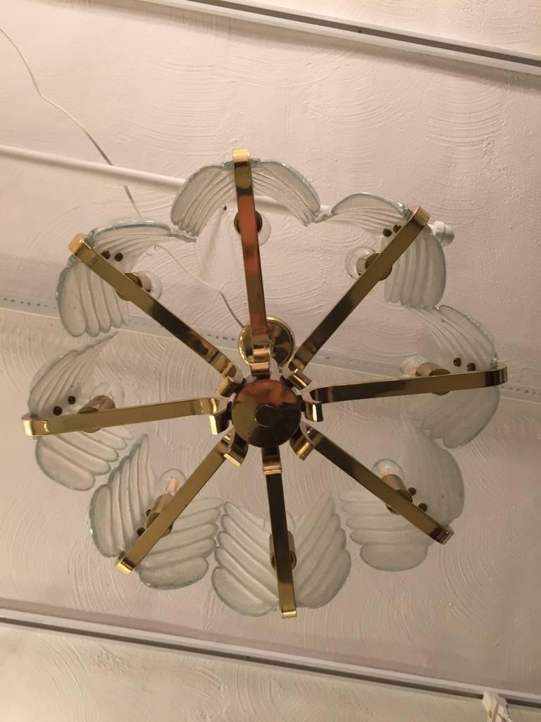 Lampadario in ottone con foglie di vetro di Carl Fagerlund di Orrefors, anni '50 In condizioni ottime in vendita a North Bergen, NJ