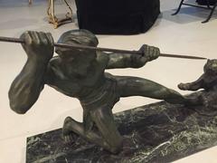 Grande sculpture française Art déco de chasseur et de tigre signée