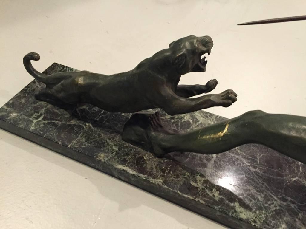 Grande scultura francese Art Deco con cacciatore e tigre firmata in vendita 3