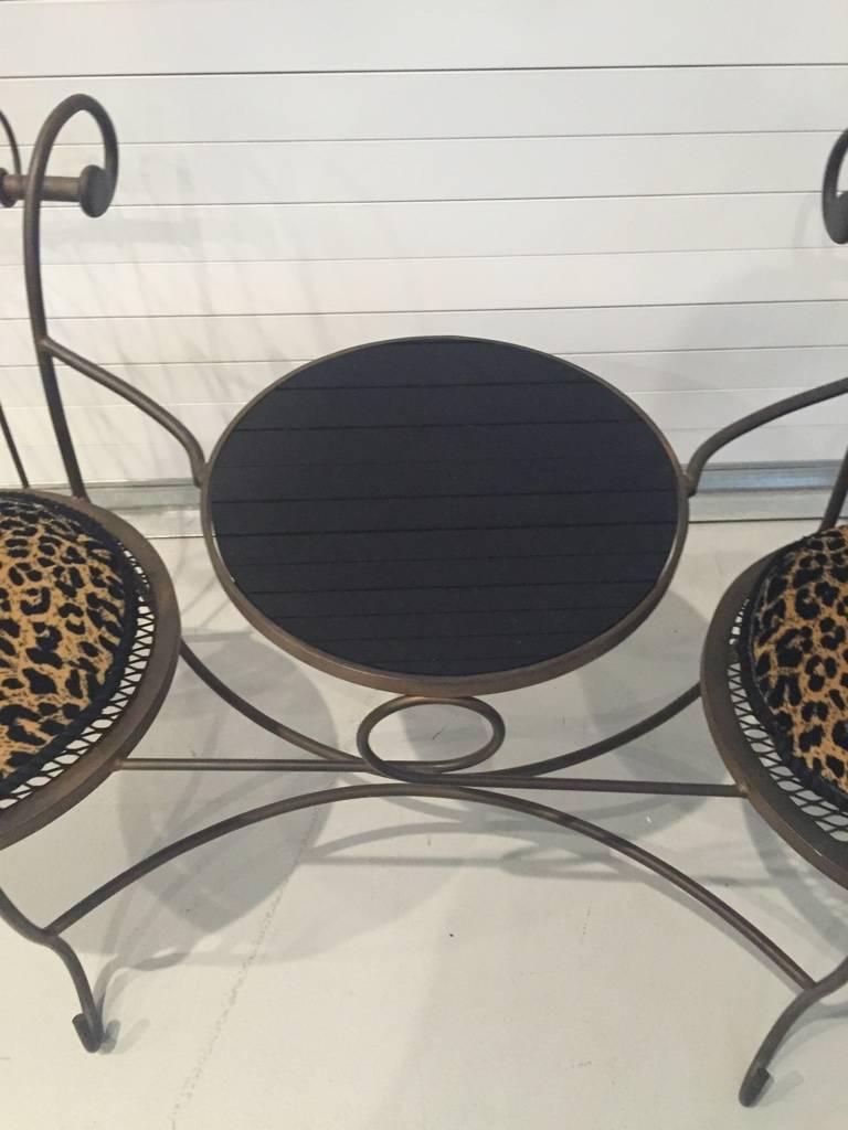 Teetisch mit zwei Stühlen mit Leopardenmuster-Kissen und Marmorplatte im Zustand „Hervorragend“ im Angebot in North Bergen, NJ