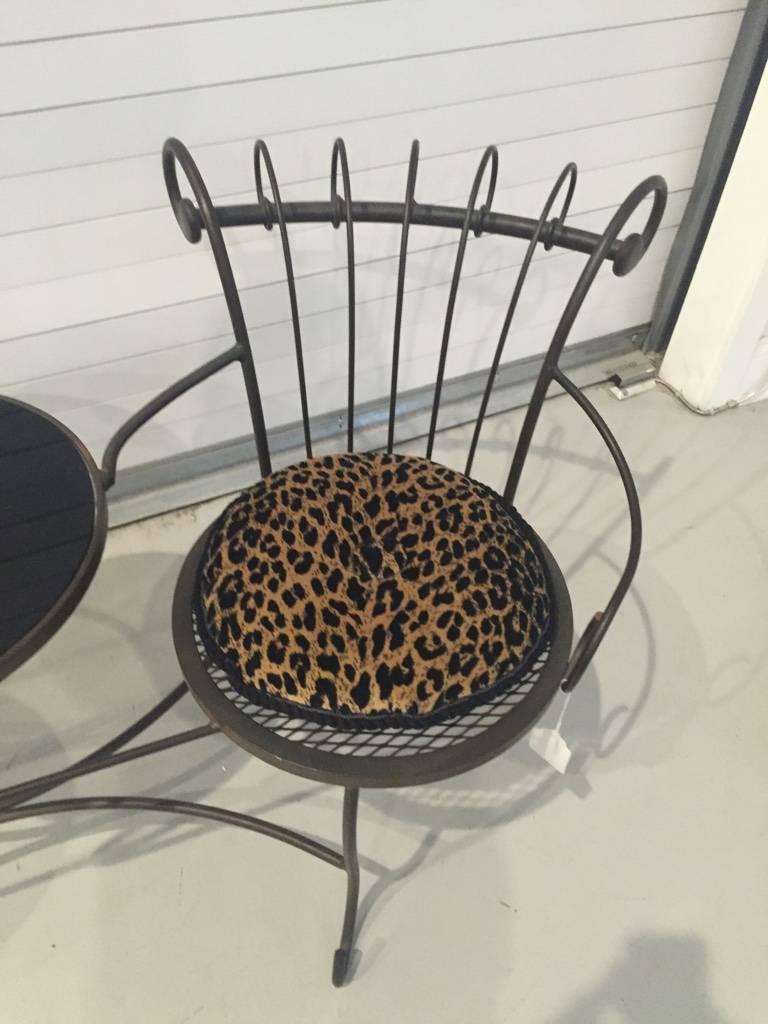 Teetisch mit zwei Stühlen mit Leopardenmuster-Kissen und Marmorplatte (Mitte des 20. Jahrhunderts) im Angebot